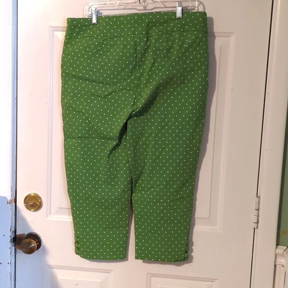 Chico's Lime Green Polka Dot Capris Size 3 Stretch - Picture 5 of 9